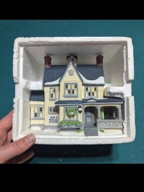 Department 56 - New England Village Series - Boarding House